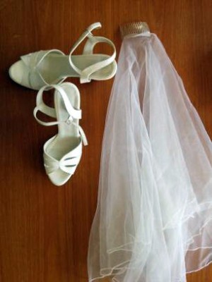 נעלי כלה חדשות מהקופסא + הינומה קצרה