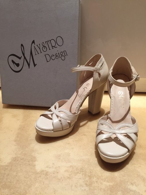 נעלי כלה חדשות בצבע שמנת 10 ס"מ