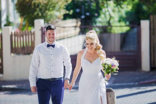 שמלה יפייפיה בסגנון הוליוודי, המעושרת באבני סברובסקי עדינים ופנינים.