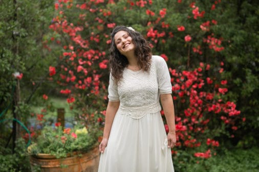 שמלת כלה יפה כפרית וצנועה